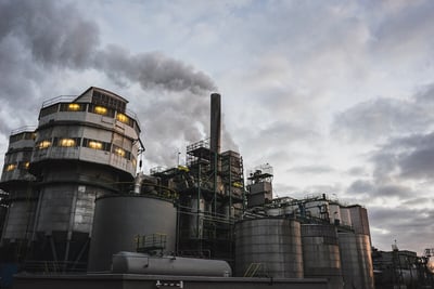 industrie-fumees-silo-decarbonation-nuages-citerne