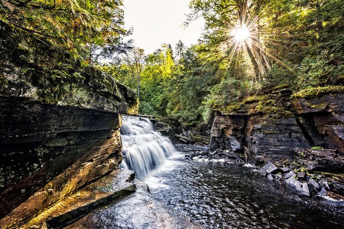 energies-renouvelables-cascade-eau-solaire-arbres