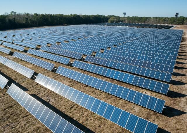 ferme-panneaux-solaires-champ