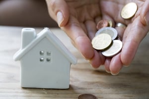 maison-miniature-mains-pieces-monnaie-euro