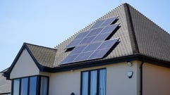 maison-panneaux-solaires-photovoltaiques-ciel-fenetres