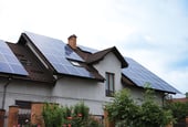 maison-toiture-tuiles-panneaux-solaires-vegetation