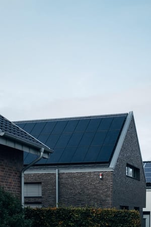 panneaux-solaires-toiture-maison-portrait