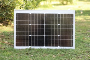 petit-panneau-solaire-pelouse-unsplash-hellio