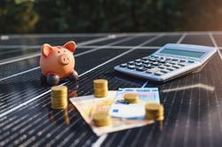 tirelire-cochon-panneaux-solaires-calculette-pieces-monnaie-billets-euros