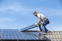 installateur-panneaux-solaires-toit-maison