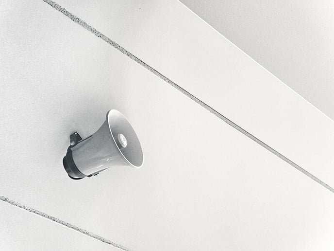 megaphone-plafond-bruyant