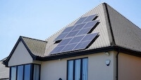 maison-panneaux-solaires-photovoltaiques-ciel-fenetres - copie