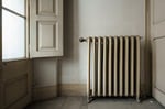 radiateur-fonte-fenetre-passoire-thermique-vieux-logement